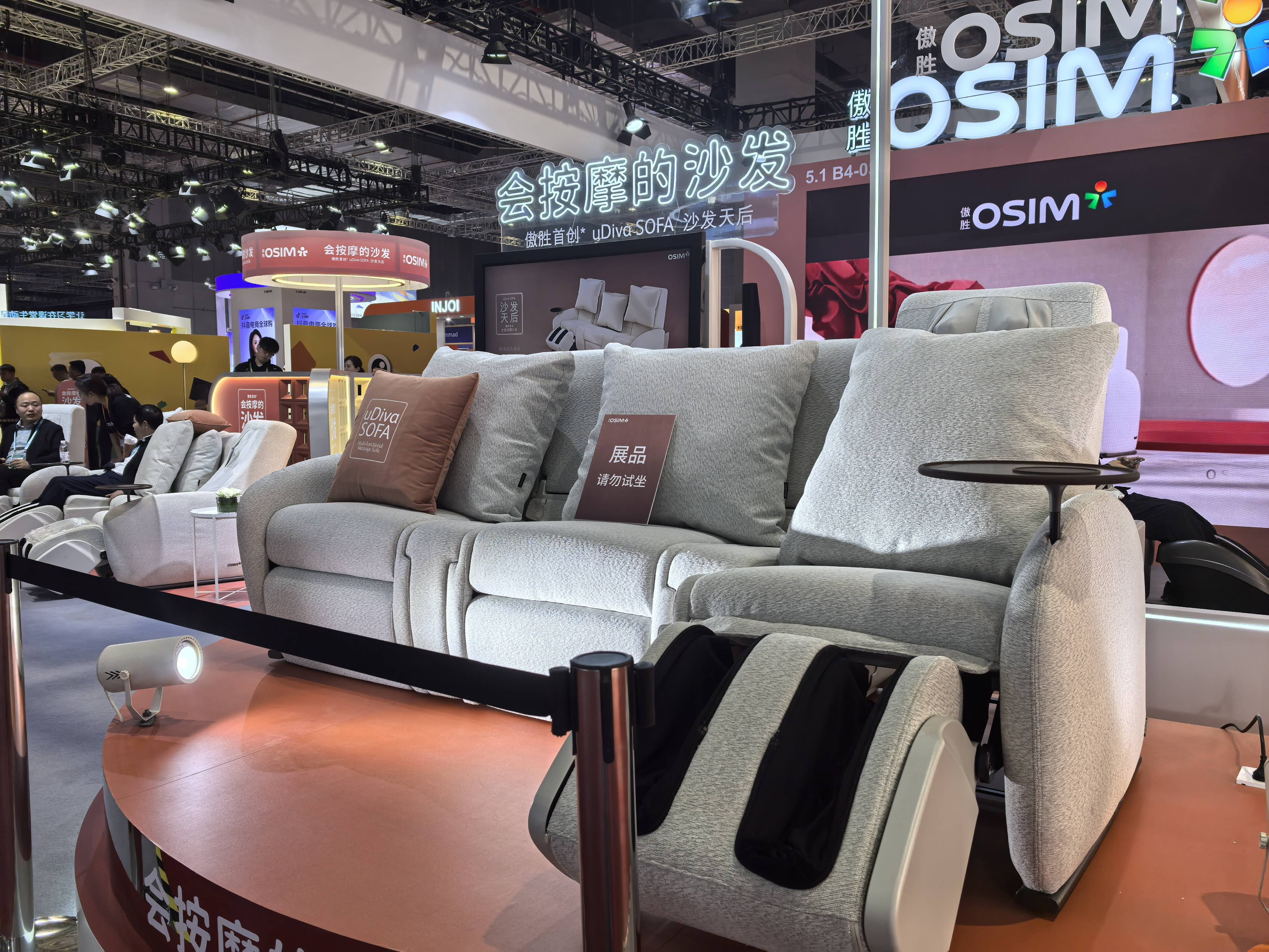 博会：未来将进一步增加中国市场门店数量凯发天生赢家OSIM傲胜亮相第七届进(图1)