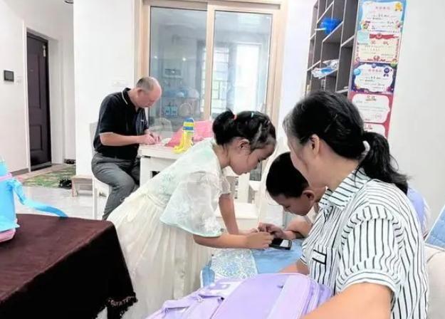 47岁母亲4次试管诞龙凤胎含泪照全家福凯发k8一触即发儿子在天津爆炸中牺牲(图11)