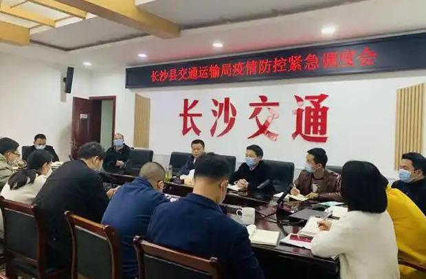 只能坐半个的公交站椅子惹发巨大争议凯发k8娱乐唯一便民无小事！长沙