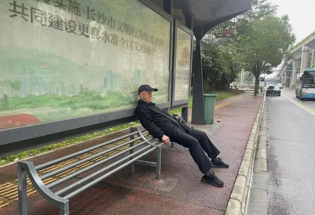 只能坐半个的公交站椅子惹发巨大争议凯发k8娱乐唯一便民无小事！长沙(图3)