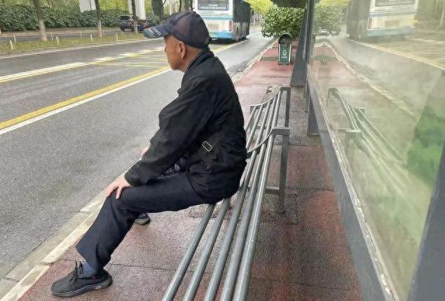 只能坐半个的公交站椅子惹发巨大争议凯发k8娱乐唯一便民无小事！长沙(图5)