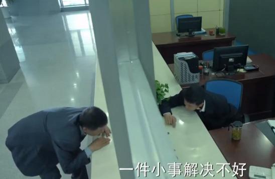 只能坐半个的公交站椅子惹发巨大争议凯发k8娱乐唯一便民无小事！长沙(图6)