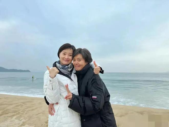 的吴玉芳比65岁丁嘉丽还显老吴越最年轻凯发K8首页登录三个女人海边玩耍62岁(图3)